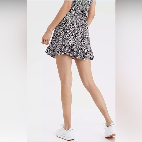 American Eagle  High-Waisted Leopard Print Mini Skirt - Size: Small - Picture 2 of 5